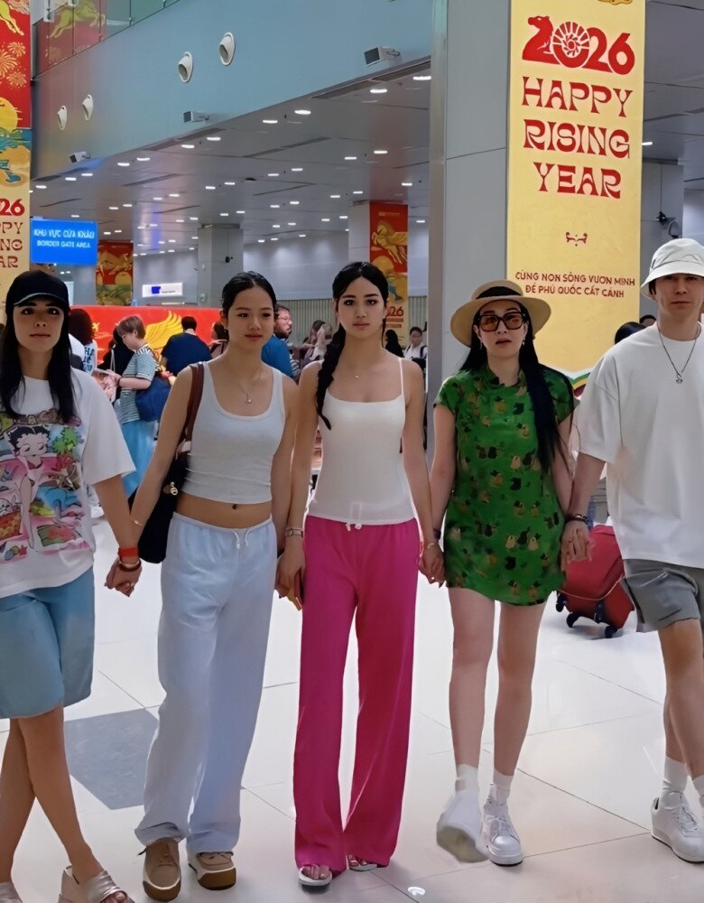 Mỹ nhân gốc Việt cùng 3 con gái hot girl và chồng trẻ vừa nghỉ mát tại Phú Quốc.