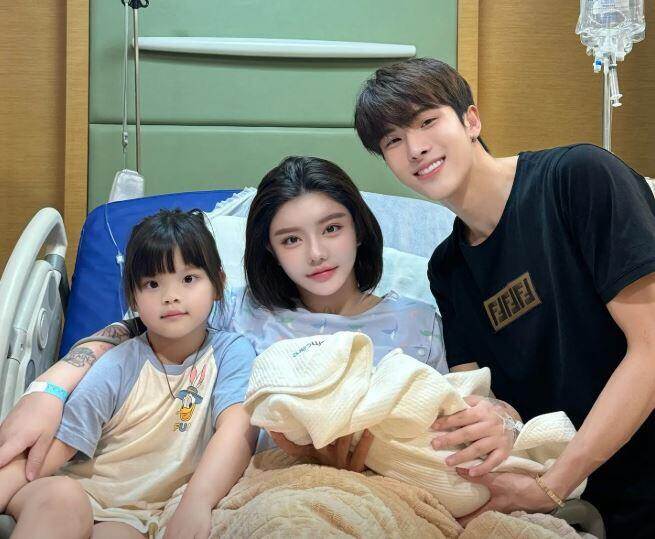 Khoảnh khắc cô hạ sinh con gái thứ 2 sau khi tái hôn.