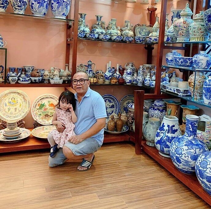 Người đẹp từng gây choáng khi khoe nhà chồng ở Nghệ An toàn đồ cổ.