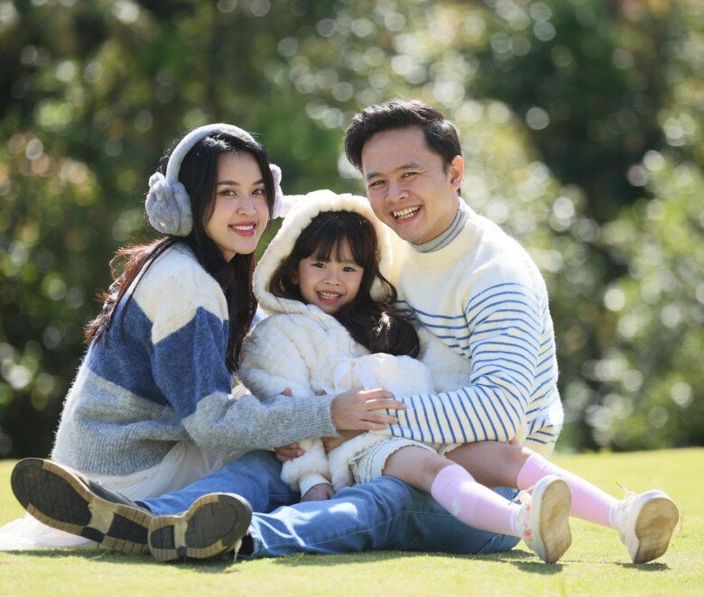 Con gái của cặp đôi năm nay lên 8 tuổi, ngoại hình xinh xắn.