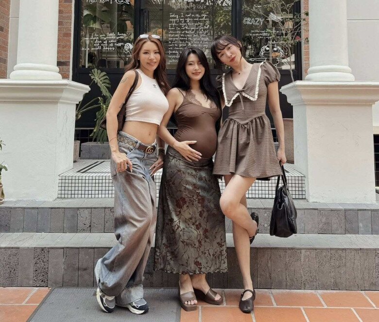 Hot girl bế bầu đi cà phê với ca sĩ Tóc Tiên và hội bạn thân.