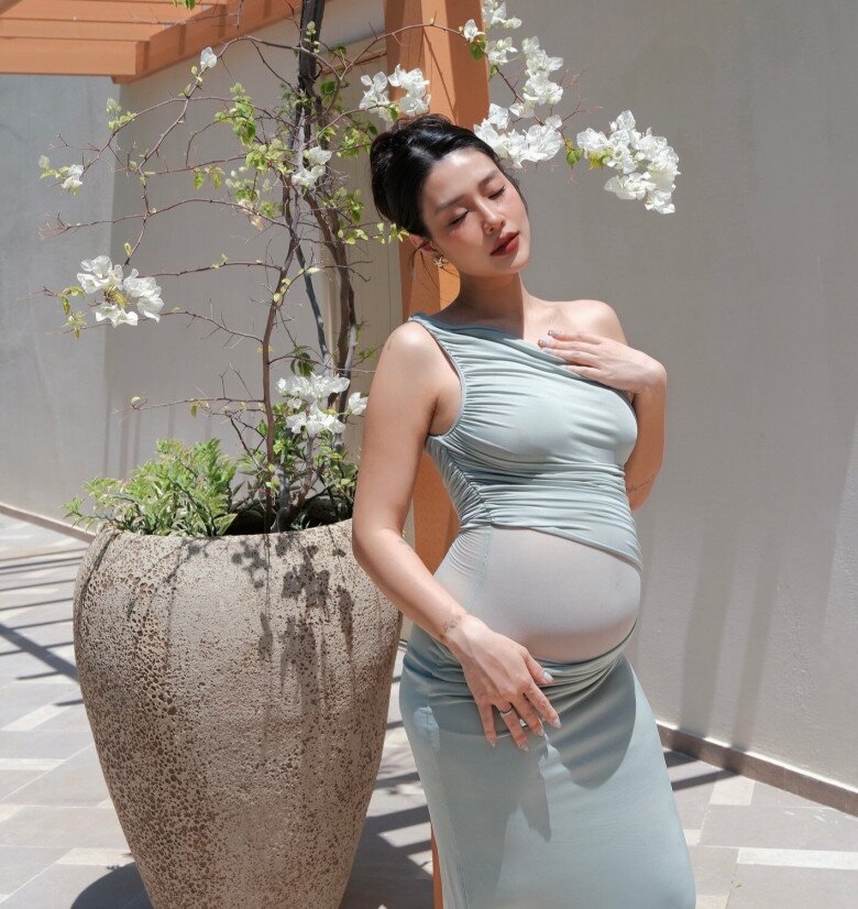 Hiện bà bầu đã tăng 6kg và vẫn mặc vừa quần áo size S.