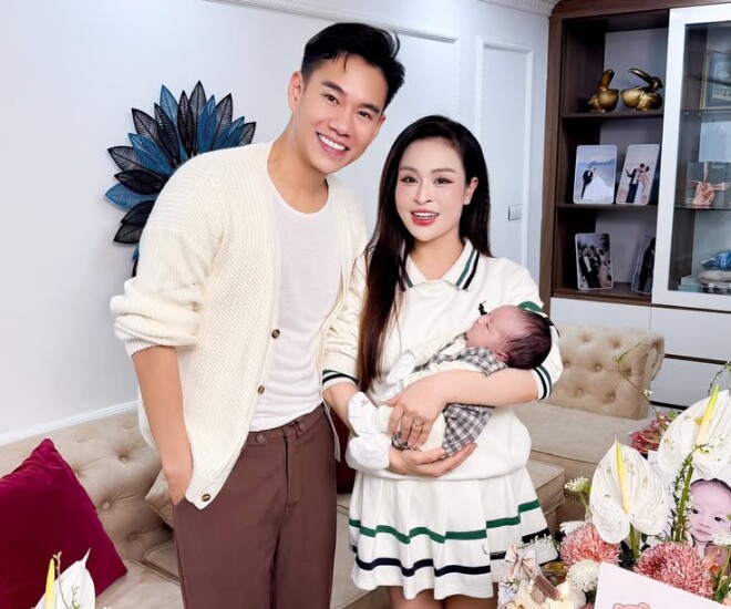 Vợ chồng diễn viên Minh Hoàng - Kim Ngân rạng rỡ tại tiệc đầy tháng em bé.