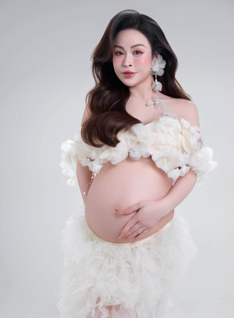 Hot mom 9X đẹp rạng rỡ, vóc dáng gọn gàng khi bầu lần 3.