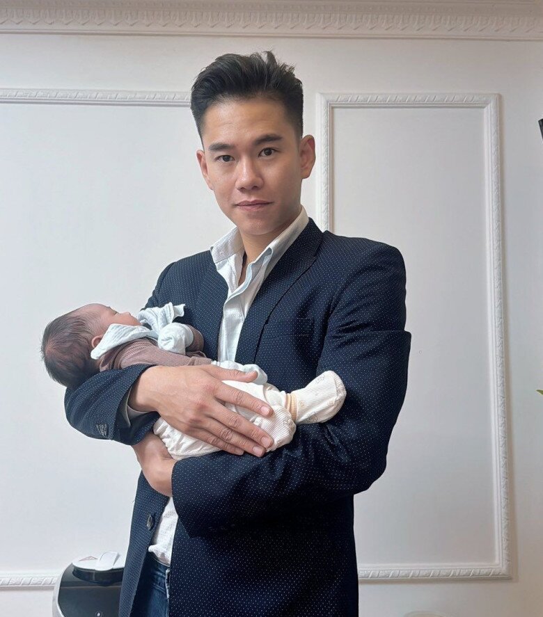 Ngoài thời gian quay phim, soái ca VTV dành trọn thời gian phụ vợ chăm con.