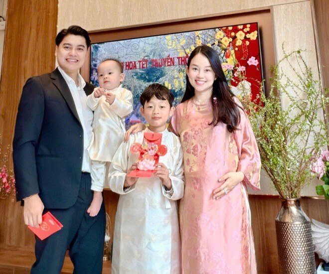 Bà bầu Ly Kute rạng rỡ bên chồng con vào dịp đầu năm mới Bính Ngọ.