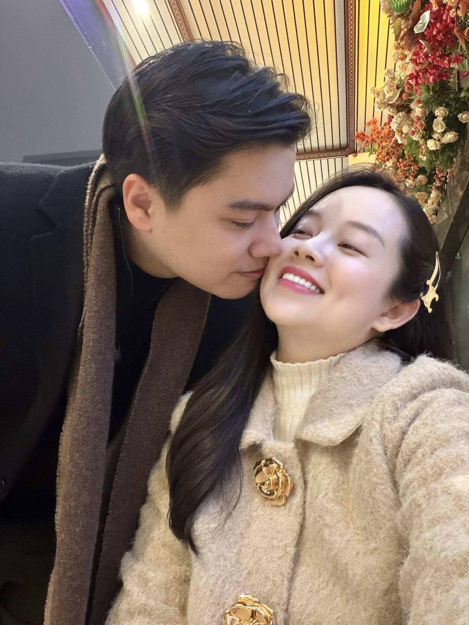 Hot girl Nhật ký Vàng Anh bế bầu lần 3 đi chơi Tết với chồng công an, quý tử 10 tuổi ra dáng soái ca - 4