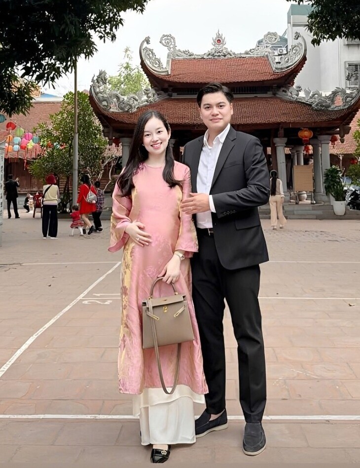 Bụng bầu đã lùm lùm nhưng hot girl Hà thành vẫn thon gọn, rạng rỡ.