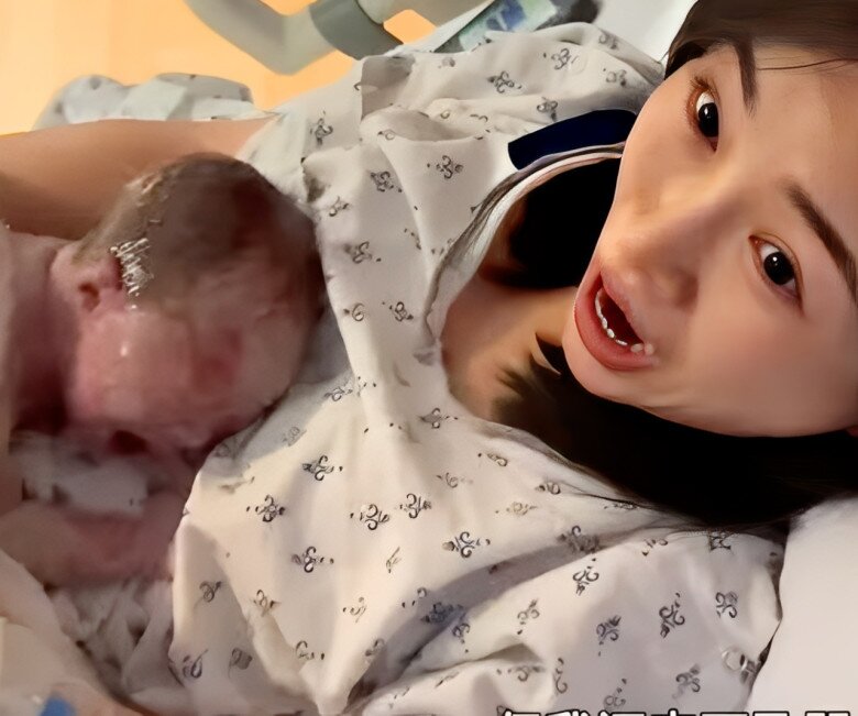 Khoảnh khắc nữ vũ công da kề da với con thứ 4.