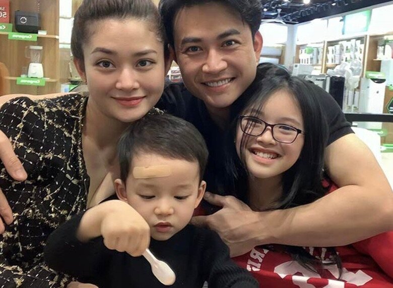 Trước đó, cặp đôi từng đón một bé trai vào năm 2019.