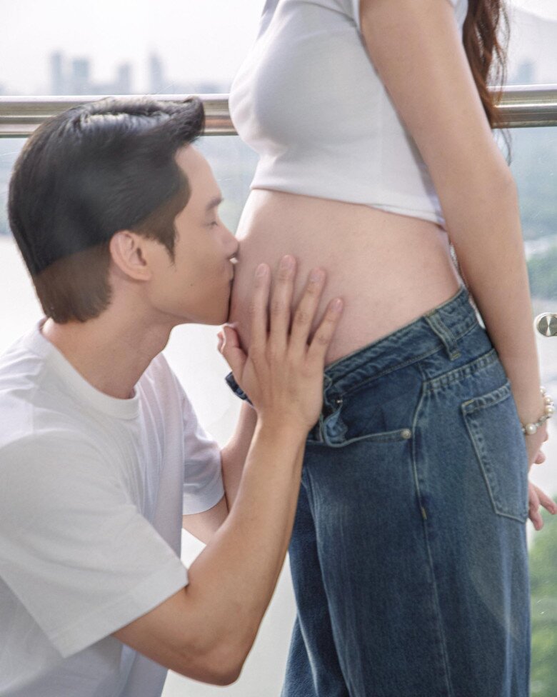 Cặp đôi háo hức chờ đón thành viên mới.