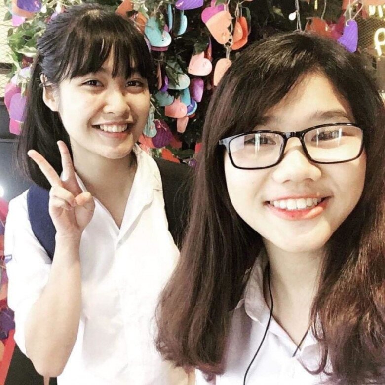 Nông Thúy Hằng là học sinh giỏi Văn cấp quốc gia, nổi tiếng xinh đẹp từ thời cấp 3.