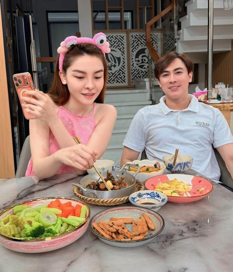 Mang bầu với bố đơn thân điển trai, cháu gái NSƯT Kim Tiểu Long giản dị đi khám thai, đếm ngược 3 tháng nữa đẻ - 4