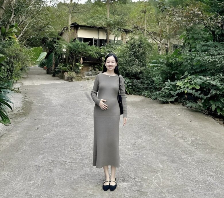 Những hình ảnh mới được hot girl Hà thành chia sẻ, bụng bầu đã vượt mặt nhưng sắc vóc vẫn rạng rỡ.