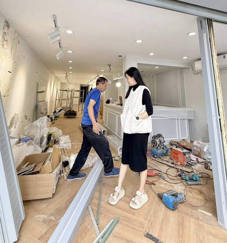 Hot girl đời đầu bầu bí vẫn điều hành kinh doanh, sửa nhà.