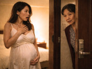 Bà bầu - Đi tuần trăng mật mẹ chồng đòi theo, đêm đang mặc đồ ngủ bà gõ cửa bắt làm 1 việc, tôi bỏ chạy