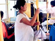 Bà bầu - Gái đẹp bị bà cô mắng vì không nhường ghế trên xe buýt, đứa trẻ ở cạnh hỏi đúng 1 câu, bà tái mặt xuống xe