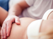 Bà bầu - Quan hệ khi mang bầu có làm thai nhi bị đau? Câu trả lời khiến nhiều người bất ngờ!