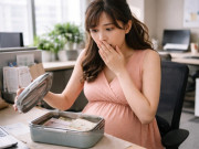 Bà bầu - Bố chồng ngày ngày nấu cơm cho vợ chồng con trai đi làm, nàng dâu sốc khi vô tình mở nhầm hộp cơm của chồng