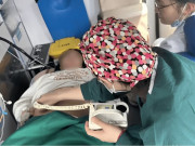 Bà bầu - Tắc đường 20 tiếng trên cao tốc, cảnh bên trong ô tô của cặp đôi trẻ khiến người qua đường tái mặt