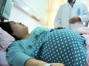 Bà bầu - Thấy bụng khó chịu liền vào viện khám, sau ca mổ bác sĩ hãi hùng khi gắp ra vật thể lạ sát bên em bé