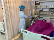 Bà bầu - Mẹ bầu một mình đi đẻ, mở lòng bàn tay, thứ rơi ra khiến bác sĩ nghẹn ngào