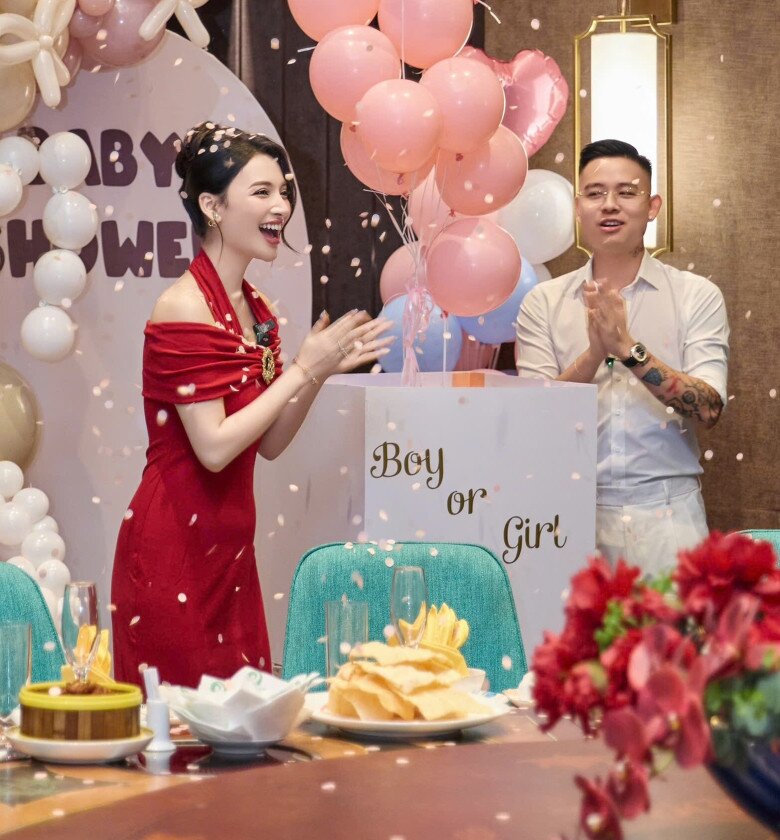 Xem clip: Diễn viên Bích Thủy khoe bụng bầu lùm lùm ở tháng thứ 4.