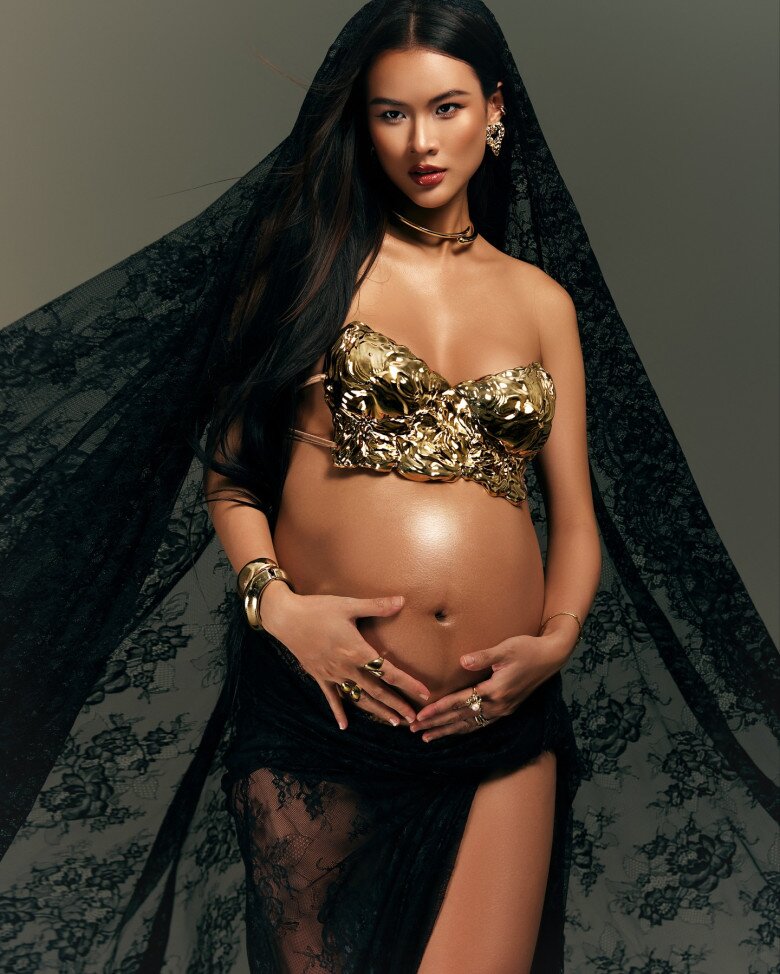 Mẹ bầu song thai khoe bụng vượt mặt cùng nhan sắc rạng rỡ.