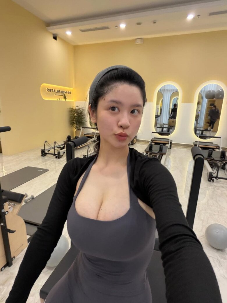 Con gái Giám đốc nhà hát Thanh Hoá là hotgirl nổi tiếng MXH, khoe dáng nuột cùng amp;#34;núi đồiamp;#34; căng tràn sau sinh - 5