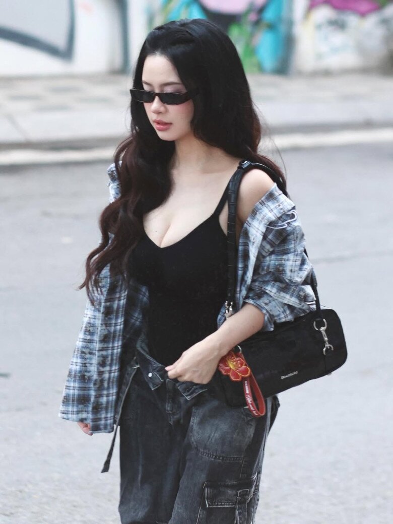 Nhờ chăm tập luyện, mẹ một con đã lấy lại vóc dáng quyến rũ như thời son rỗi.