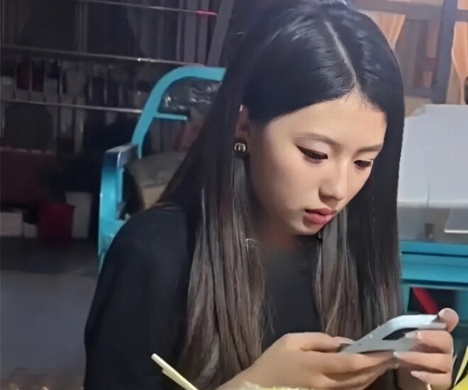 Bé gái đầu lòng của cặp đôi Trung Quốc 15 tuổi xinh như hot girl.