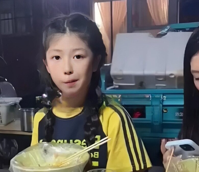 Bé gái thứ 2 của gia đình cũng xinh xắn từ bé.