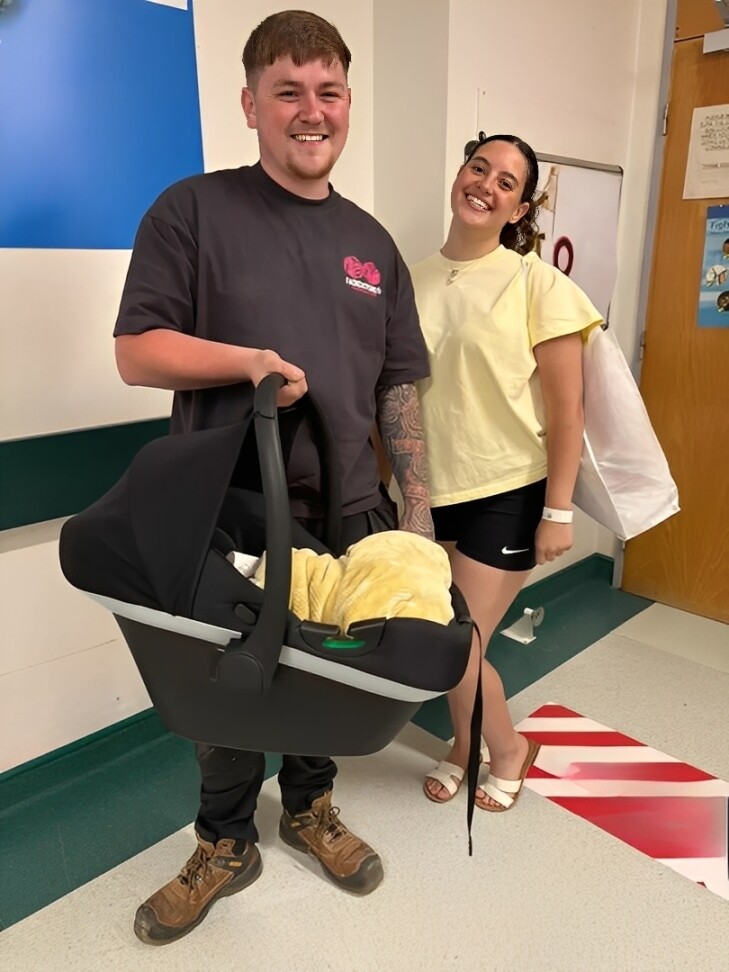 Bạn trai ban đầu không tin, vì nghĩ đây chỉ là trò đùa của cô.