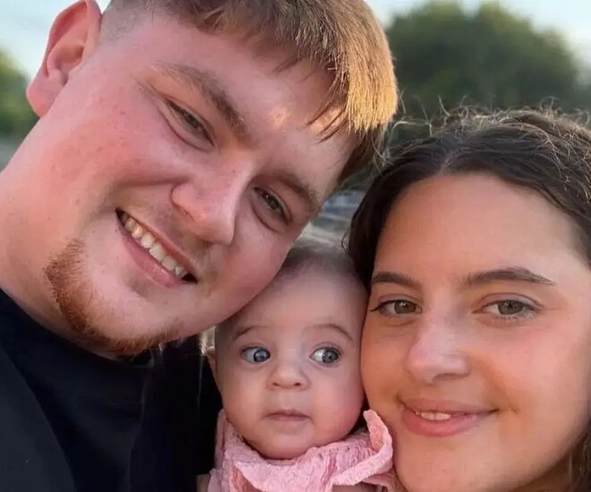 Nữ y tá bên bạn trai và con gái mới sinh.