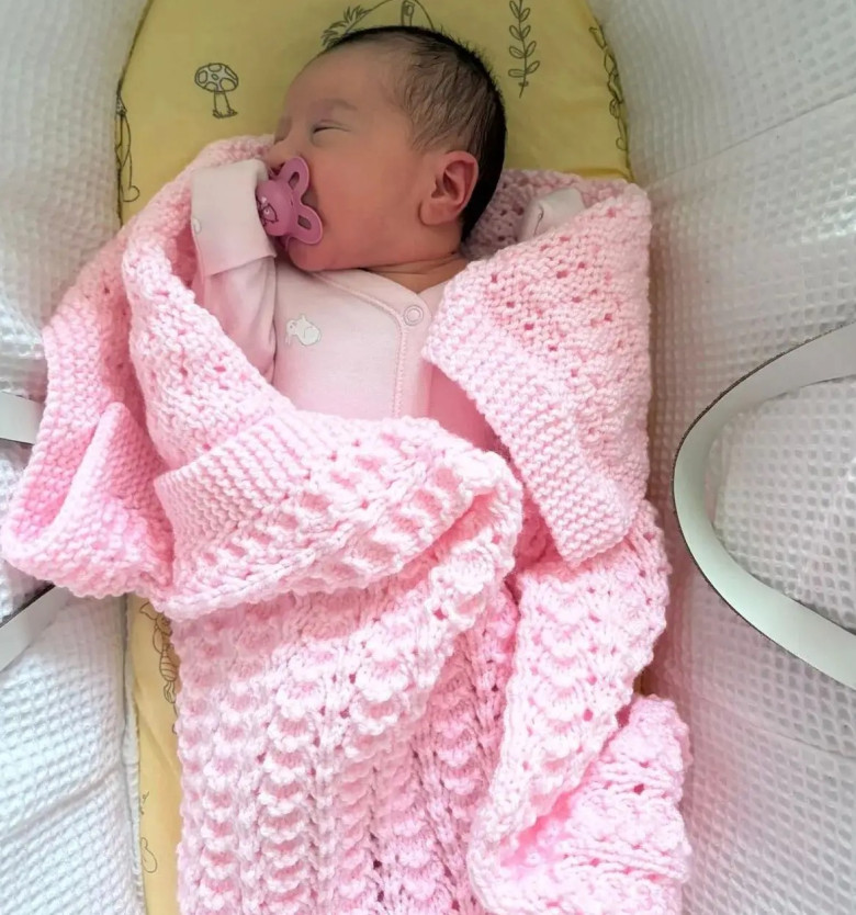 Bé gái chào đời khỏe mạnh, nặng 2,8 kg.