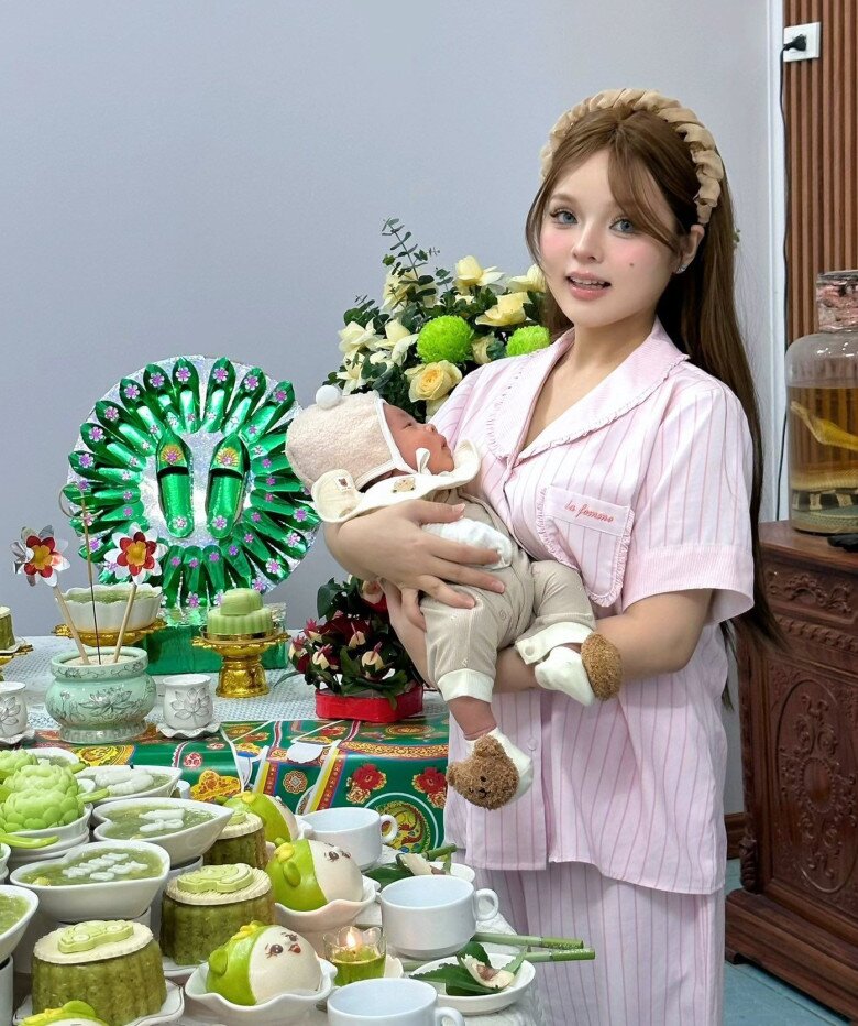 Cô nàng rạng rỡ tại tiệc đầy tháng quý tử hồi tháng 11 năm ngoái.