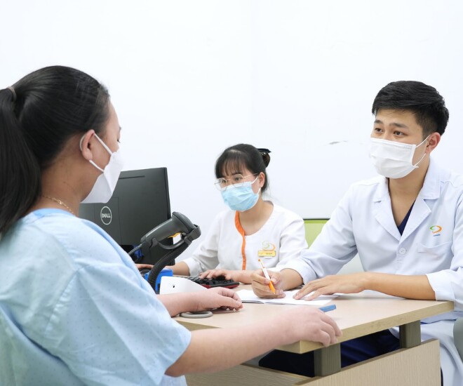 Bác sĩ CKI Lưu Bá Hùng - Chuyên Ngành Sản Phụ Khoa đang thăm khám cho bệnh nhân.
