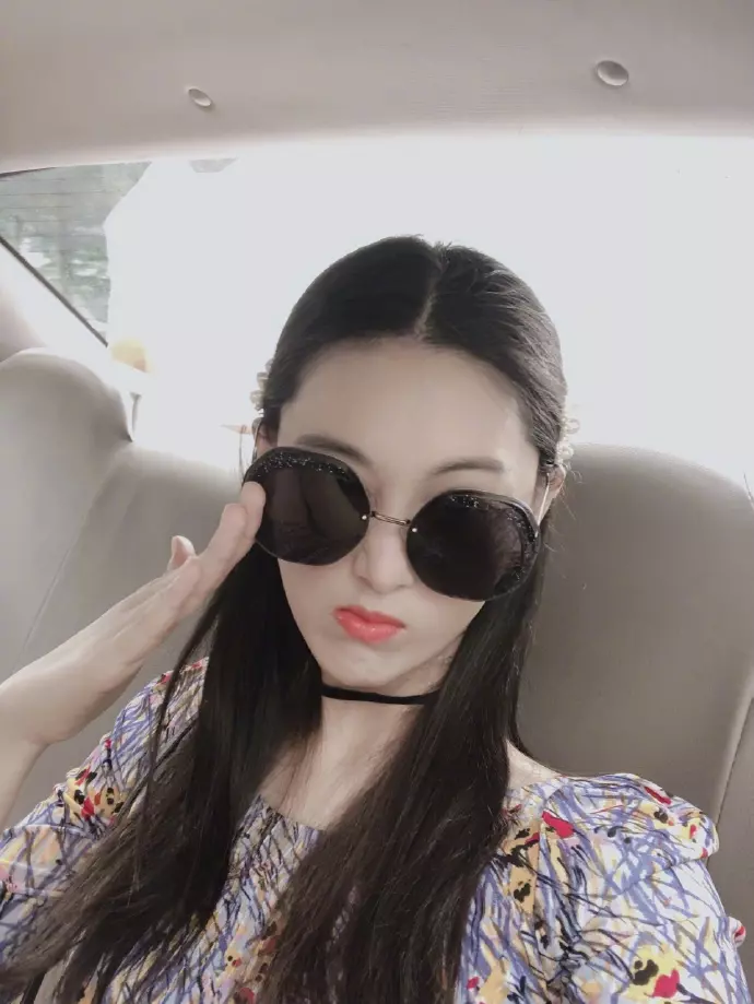 Người đẹp giảm 3kg chỉ sau 5 ngày sinh con, về lại sắc vóc quyến rũ.