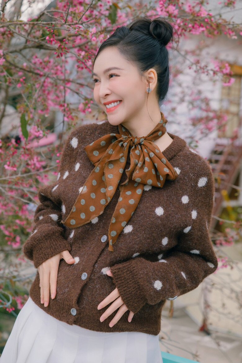 Cô nàng khoe bụng bầu đã lùm lùm, vóc dáng vẫn thon gọn ở tháng thứ 5.