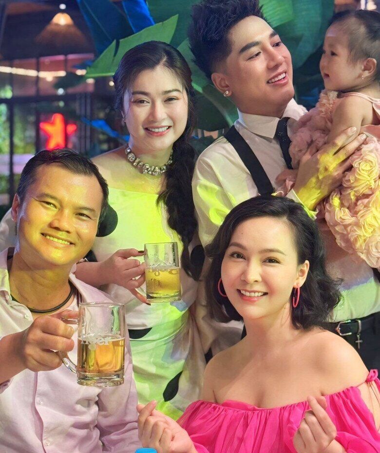 Sau đó, mẹ bỉm sớm lấy lại vóc dáng, tái xuất tại tiệc thôi nôi của con gái Thanh Trúc - Châu Khải Phong.