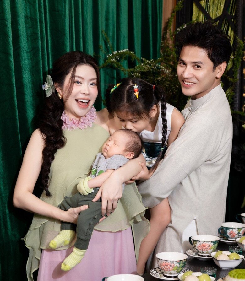 Xem clip: Võ Ngọc Ánh chia sẻ khoảnh khắc vui nhộn bên con mới sinh.