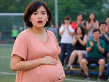Bà bầu - Bế bầu ra sân cổ vũ chồng đá bóng với công ty, thấy cảnh anh được đồng nghiệp giúp mặc đồ tôi muốn xỉu ngang