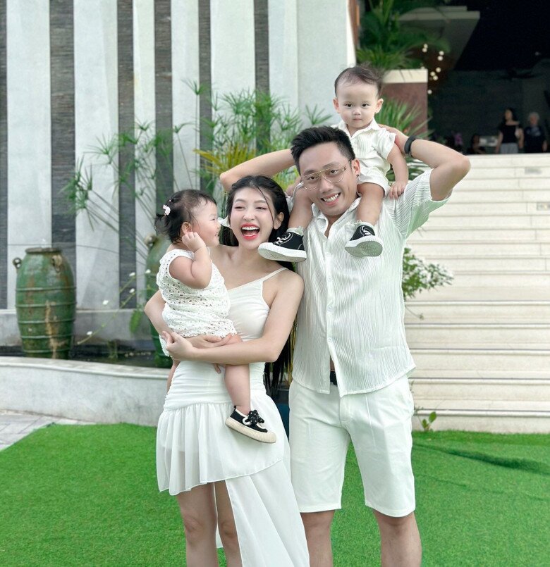 Nhờ chăm chỉ tập luyện, mẹ hai con đã sớm lấy lại vóc dáng nuột nà, rạng rỡ.