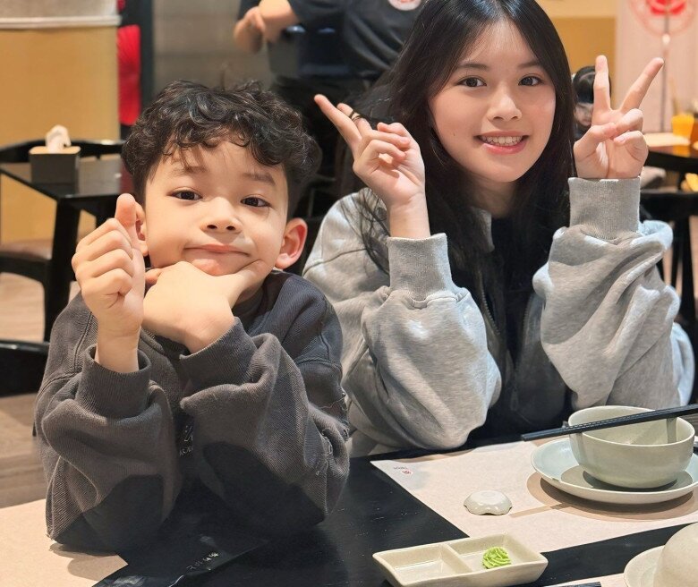 Bé Kitty - con gái lớn của Tiến Lộc từng tham gia Bố ơi, mình đi đâu thế, năm nay 15 tuổi trổ mã xinh xắn.