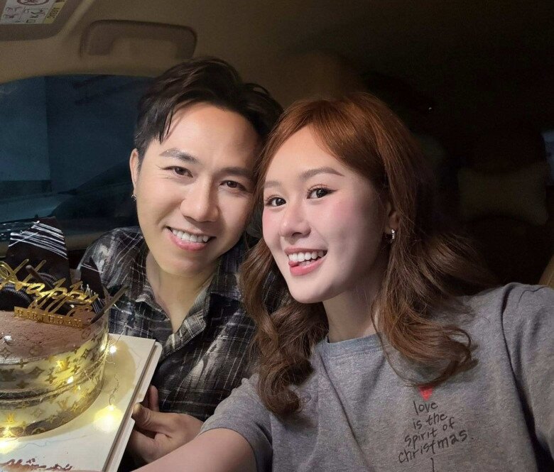 Cặp đôi đã kết hôn khoảng 2 năm, luôn ngọt ngào như ngày đầu.