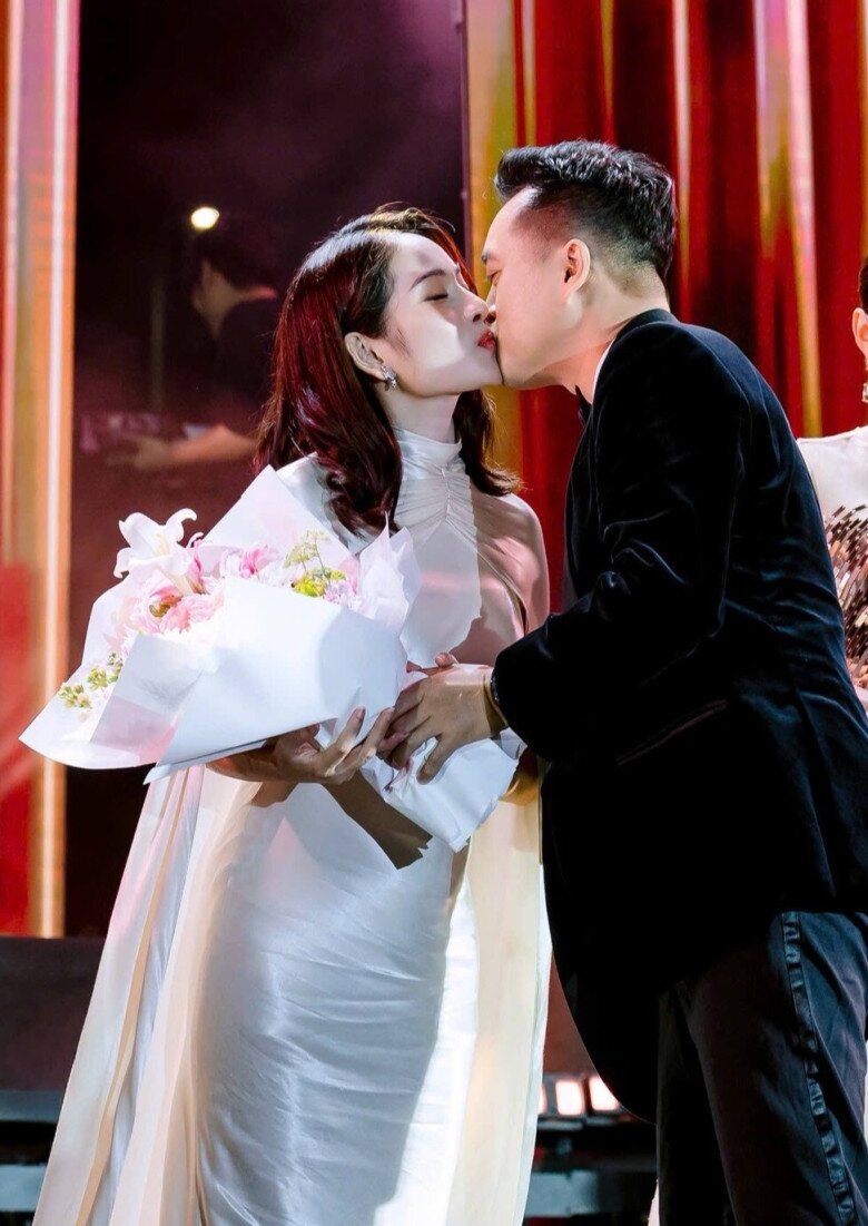 Mỹ nhân Hải Phòng đi thi hát amp;#34;hốt luônamp;#34; giám đốc âm nhạc, 2 lần mang bầu xinh ngất ngây, được chồng thạc sĩ chiều sướng - 9