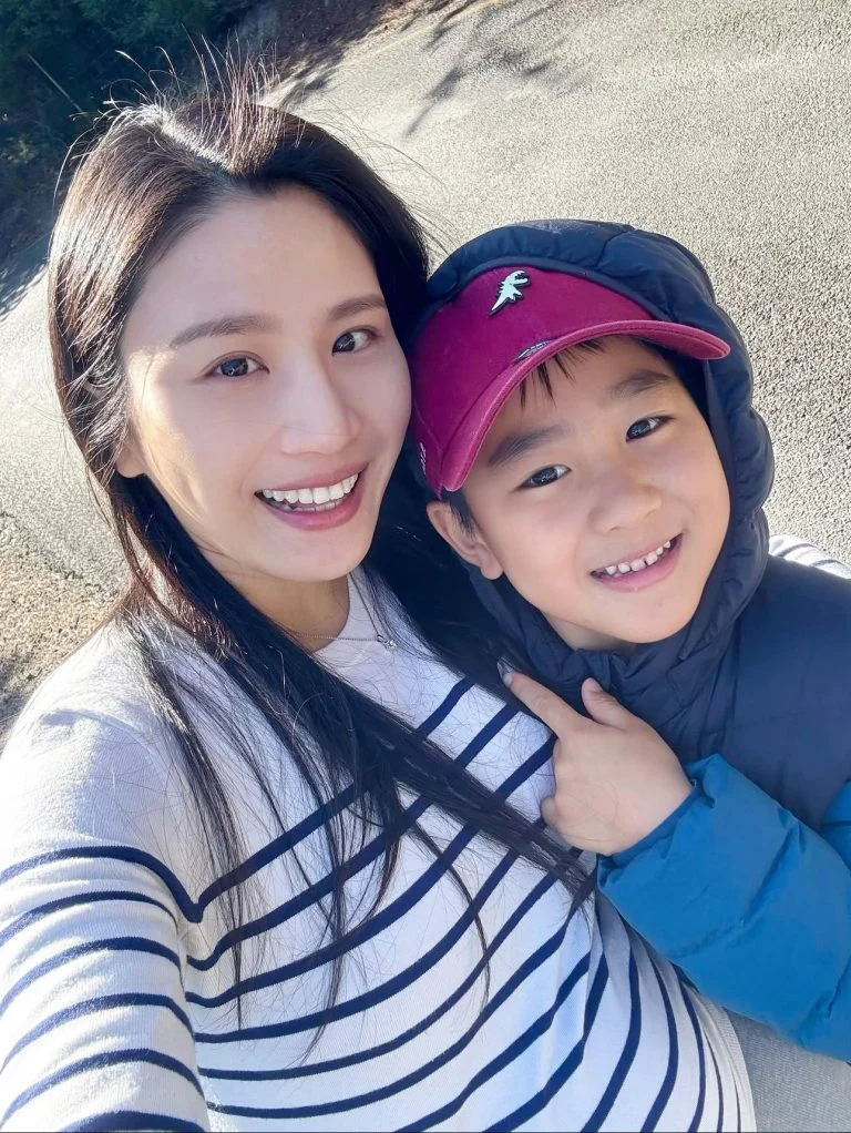 Cô giáo yoga nổi tiếng mang bầu 8 tháng vô tình ăn phải thịt lợn sống, lập tức làm một hành động được bác sĩ khen - 5