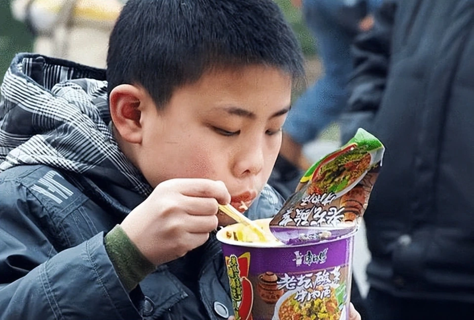 Con vốn gầy gò bỗng nặng 100kg chỉ sau 3 tháng đi học, mẹ bật khóc ân hận vì đã không cho con ăn vặt - 2