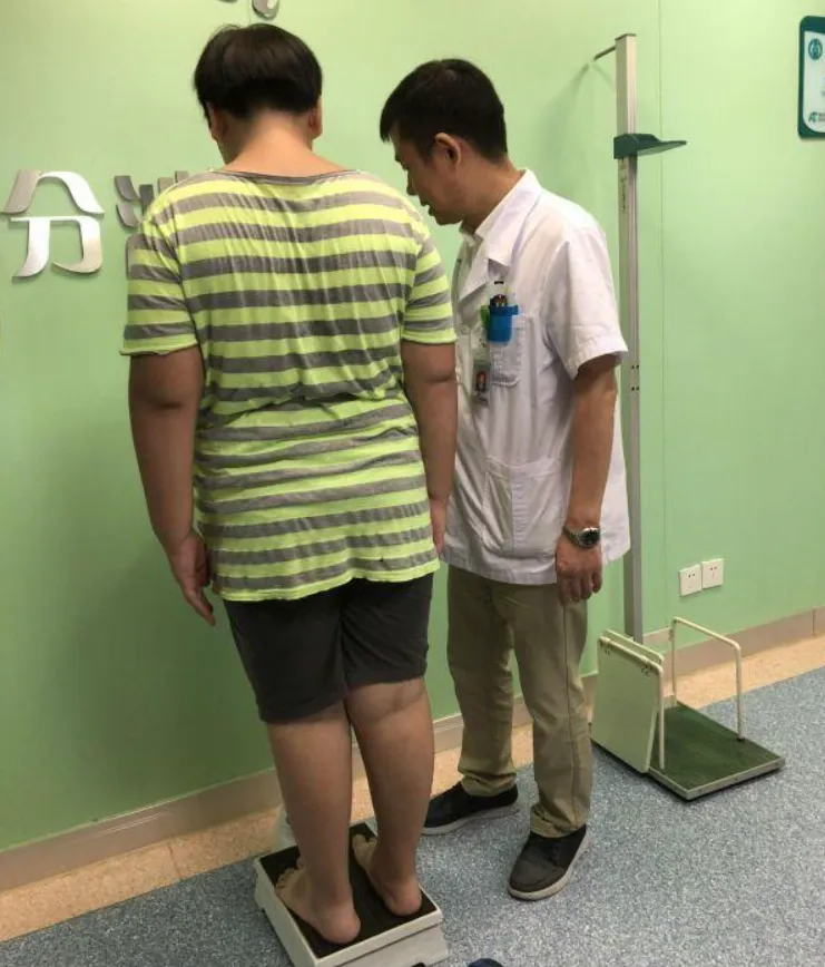 Con vốn gầy gò bỗng nặng 100kg chỉ sau 3 tháng đi học, mẹ bật khóc ân hận vì đã không cho con ăn vặt - 1