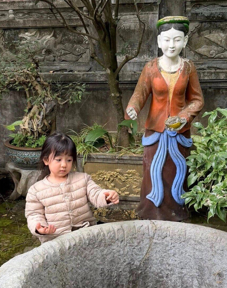 Bé gái HN gây sốt với loạt ảnh tạo hình y hệt tượng, mẹ ruột là hot girl được báo Trung khen nức nở vì quá đẹp - 7